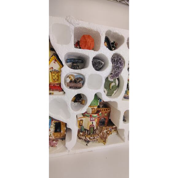 Christmas Streets 2005 Vintage Village Decor porcelain Xmas Lights 20 Piece - Picture 5 of 9